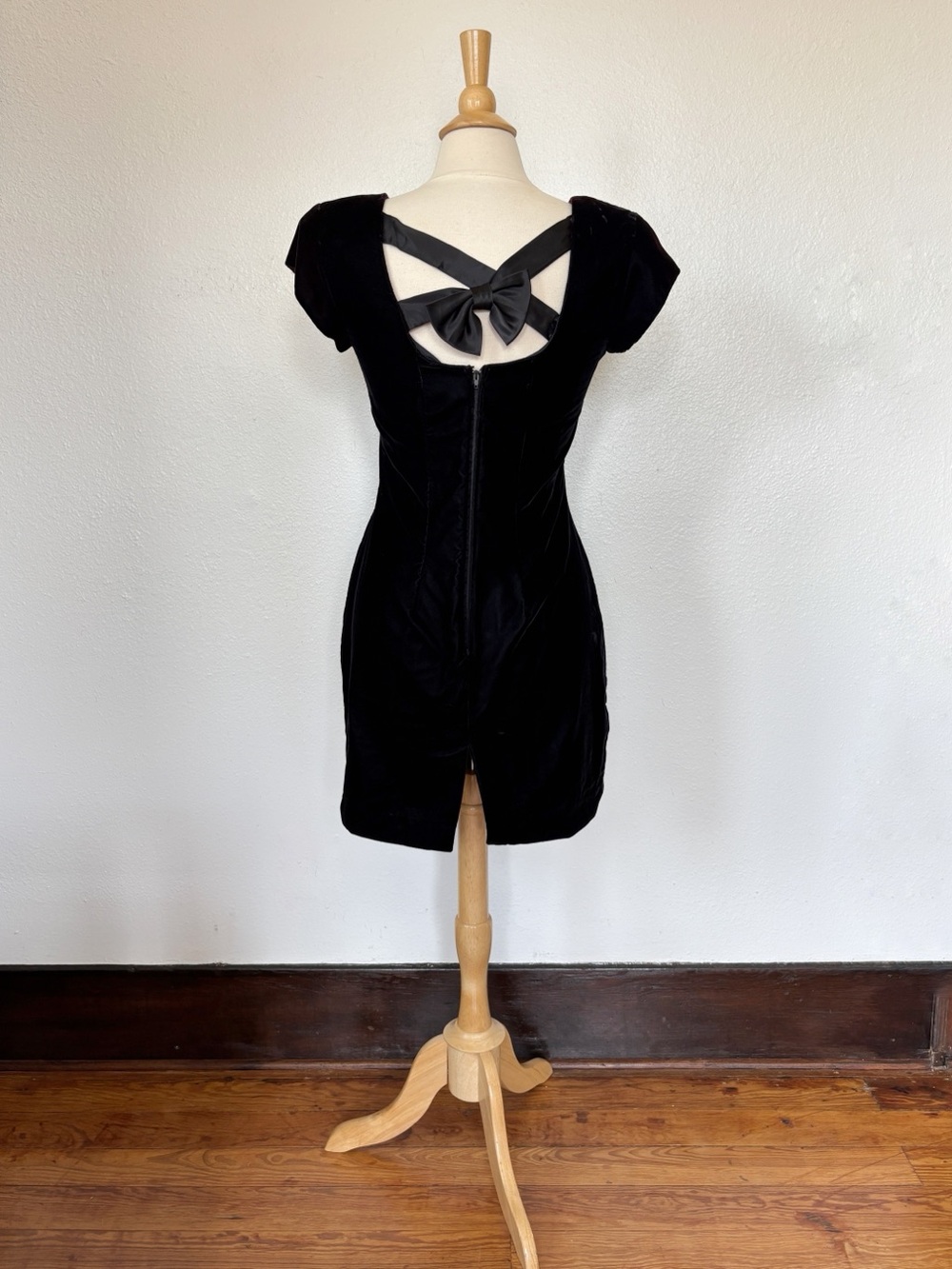 Vintage 90s de laru Solid Black Bow Back Velvet Short Sleeve Sheath Dre…